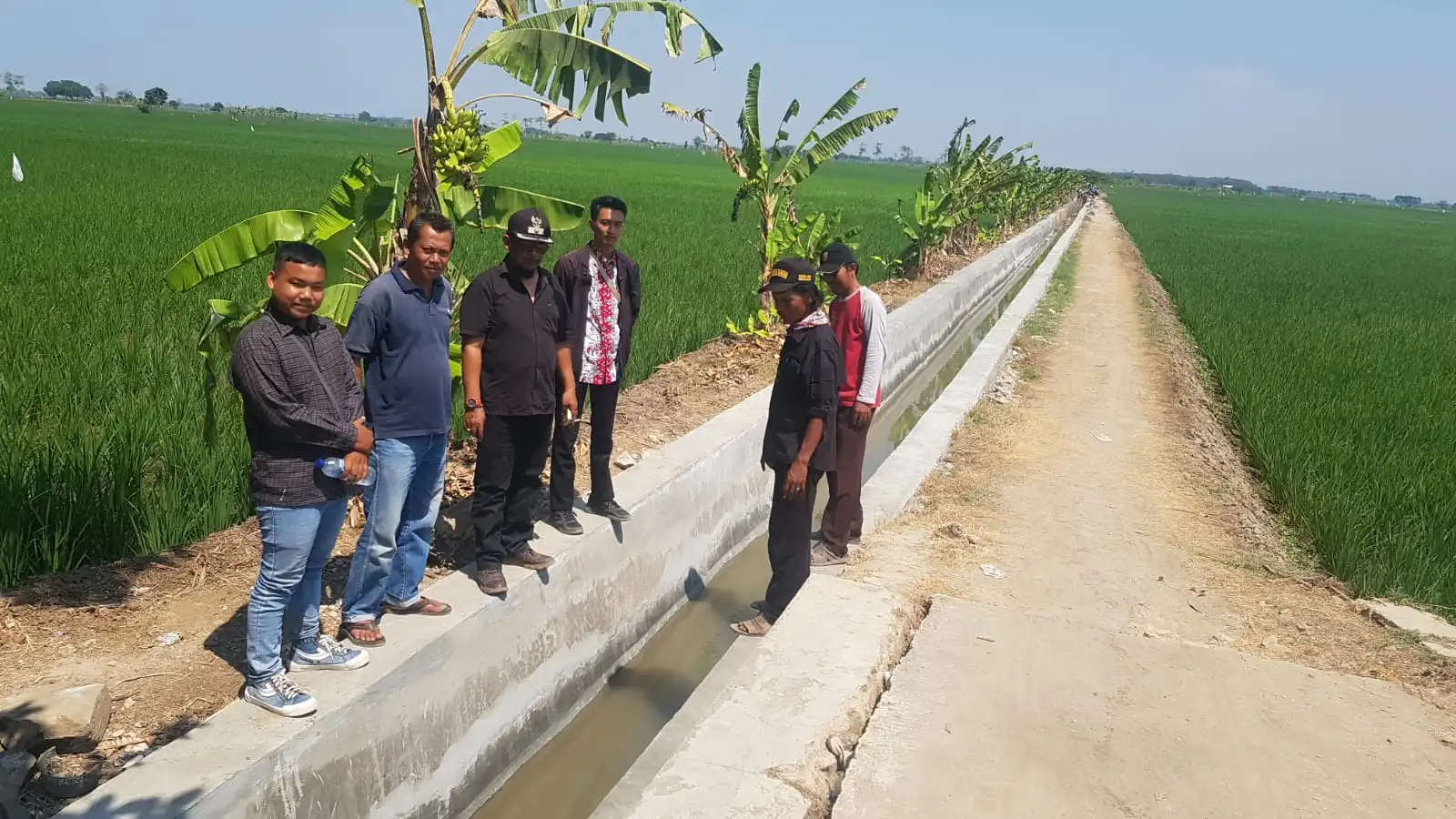 Poktan Purwaguna Asih Desa Purwajaya Laksanakan Rehabilitasi Irigasi Sesuai Prosedur